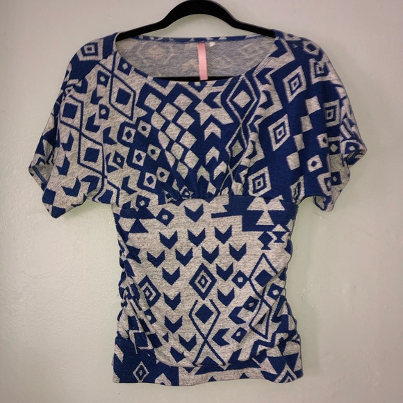 Gray Quarter Sleeve Shirt with Royal Blue Geometric Design - Picture 1 of 4